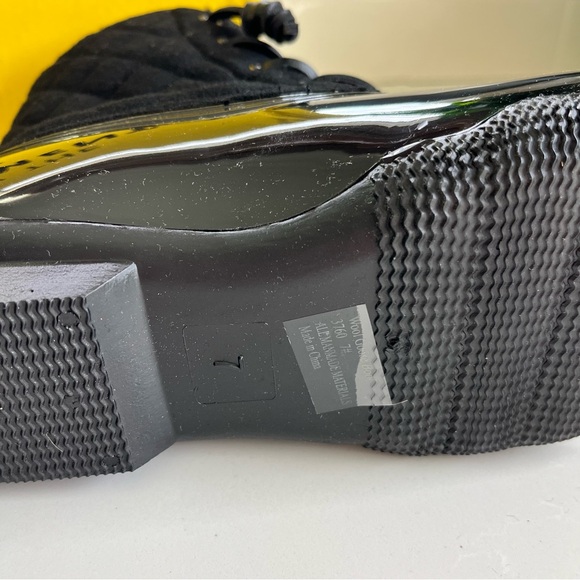 SEVEN7 Wool Goose Quilted Lace Up Women’s Sz 7 Black Boot Booties - Picture 11 of 13